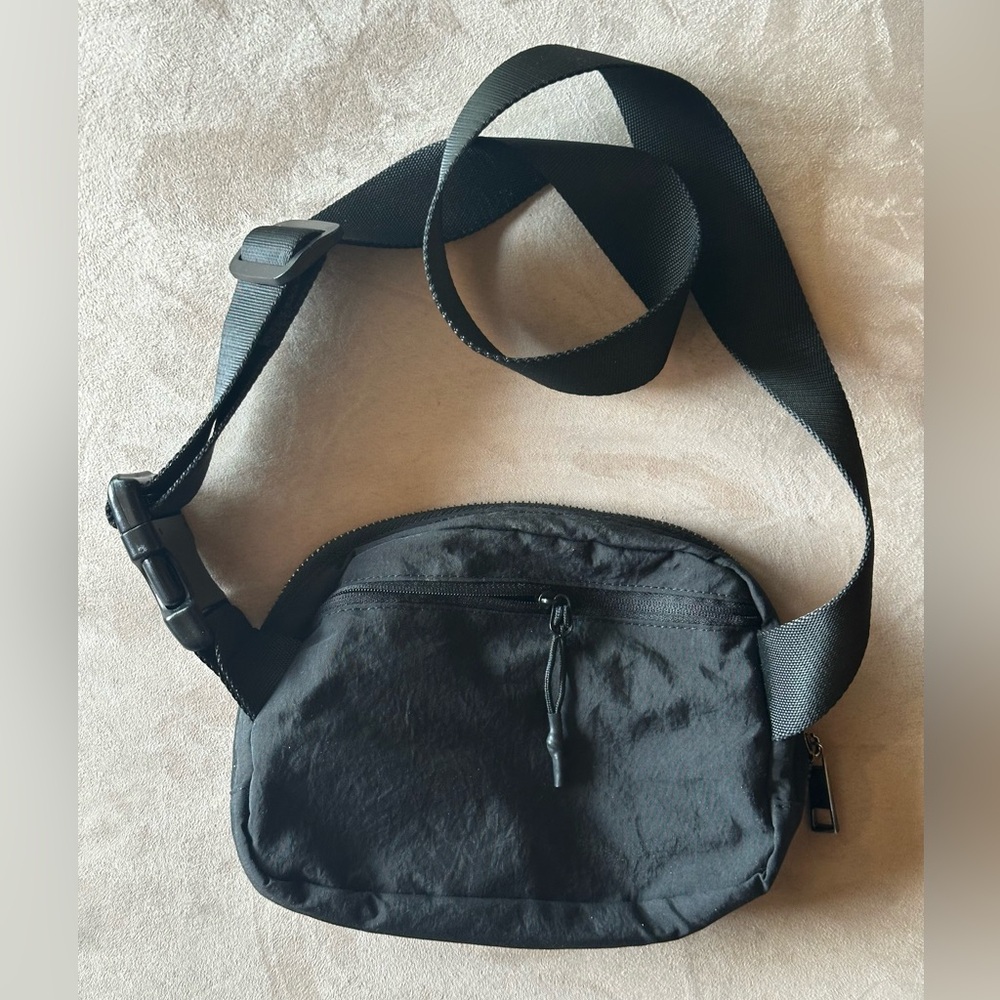 🍀Black Belt Bag Unbranded Good condition. 2 zip compartments, mesh compartments.